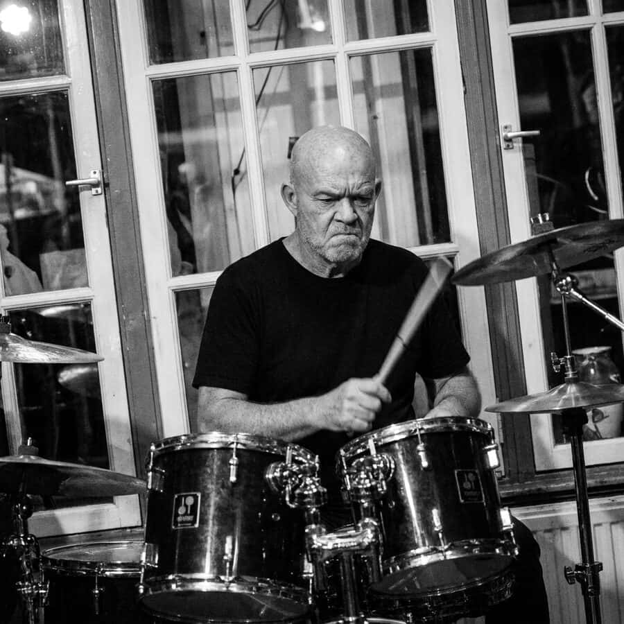 Allen achter het kit, live