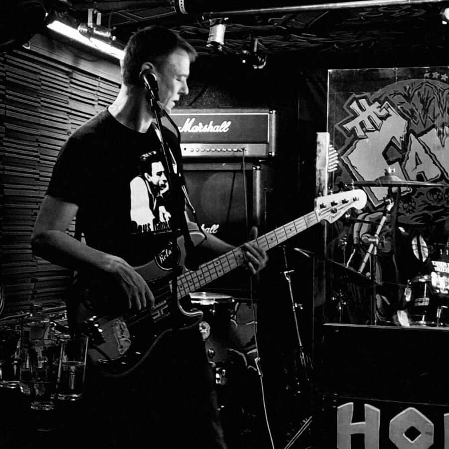 Peter op bas, live in The Cave
