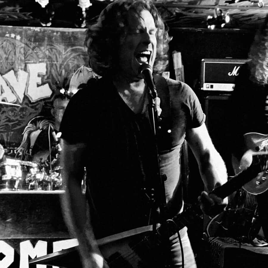 Zanger aan de microfoon, live in The Cave